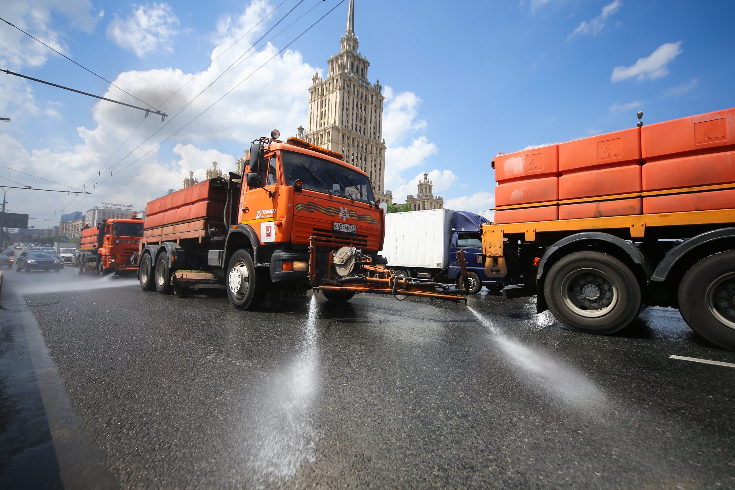 Мытье дорог. Поливальная машина. Мойка дорог. Поливочные машины для дорог. Московские дороги промоют шампунем.