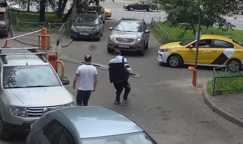 В проезде Серебрякова неизвестный мужчина выломал шлагбаум
