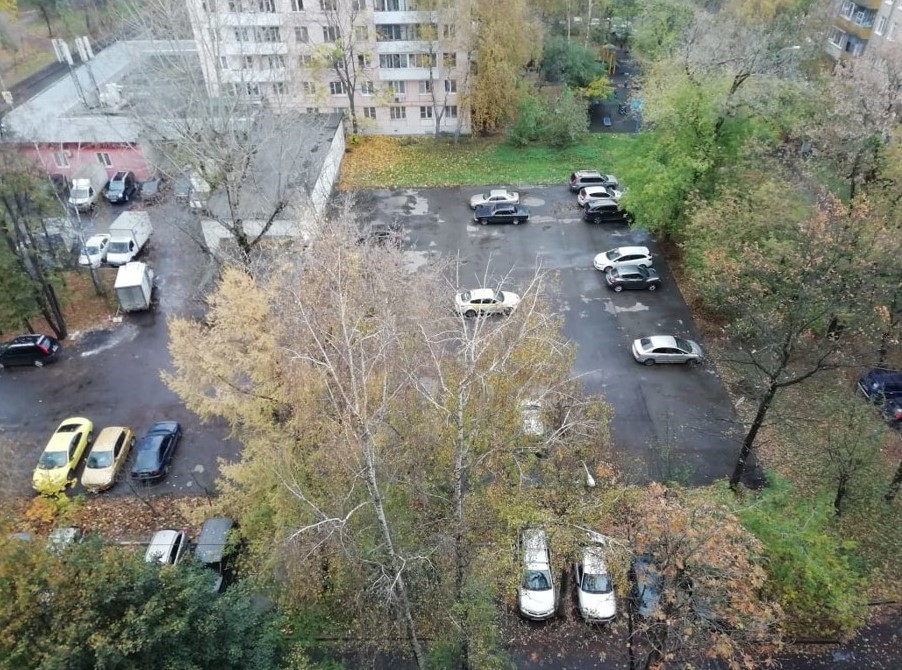 Самозахваченную автостоянку на Седова сделали доступной для всех