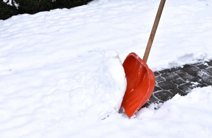 Сотрудники спортивного центра в Свиблове объединились с коммунальщиками для уборки снега