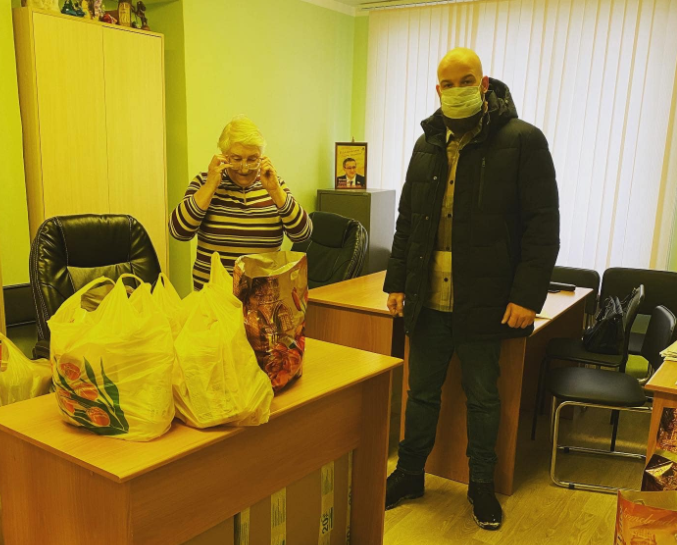 Местные депутаты развезут более 200 продуктовых наборов для детей из Свиблова