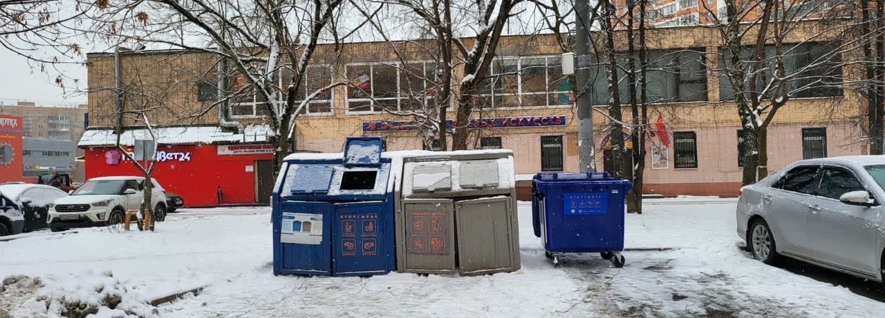 На Снежной по просьбам жителей установили дополнительный мусорный контейнер